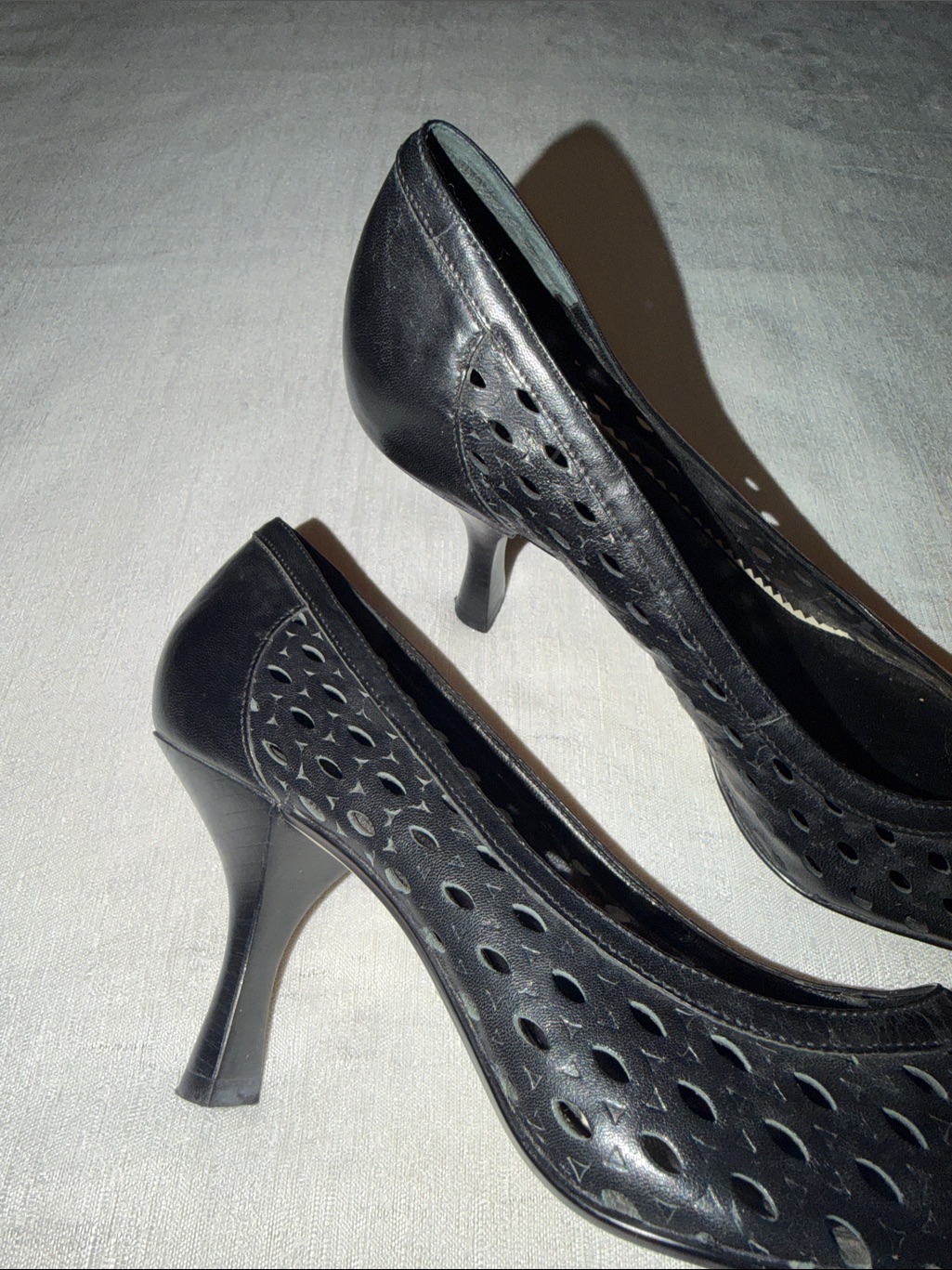 Franco Sarto Women’s Black Perforated Pointed-Toe Kitten Heel Pumps Size 7.5 — image 2 of 8